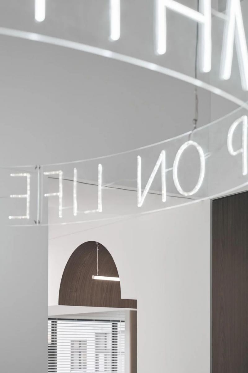 隱藏式門片帶來安靜而細膩的變化：開啟時，光線能無阻隔地流動；閉合時，勾勒出沉穩而精準的界線。柔和的弧形天花引導動線，讓人們以輕緩的步伐穿梭其中。台中室內高爾夫 Golfwer 落成後，獲得國際建築媒體《ArchDaily》的高度肯定，或許也能成為你下一次造訪台中的理由之一。