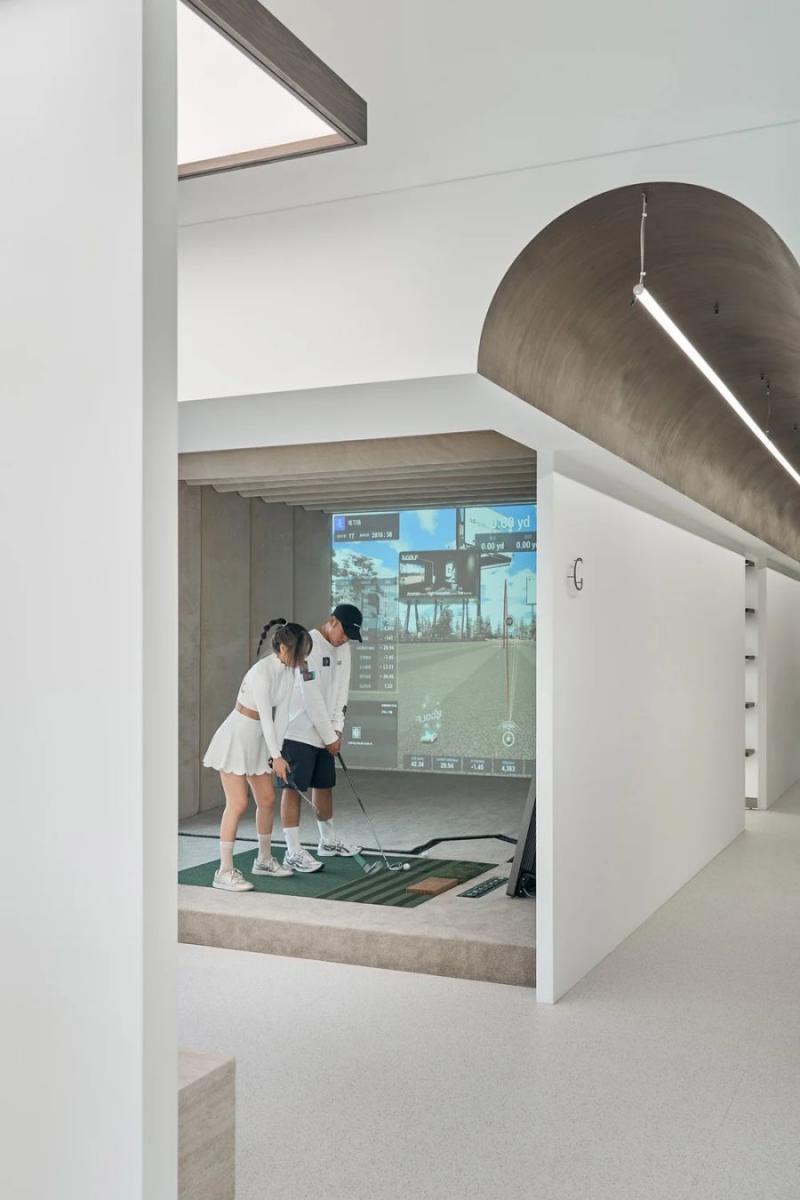 在極簡的空間中，設計師以「光」為核心命題。一走進 Golfwer，挑高的入口意象讓柔和的天光自上而下傾瀉。櫃檯以米白色仿石材構築，量體俐落而沉穩。簡潔亦是室內的一大設計重點，傳遞「少即是多」的理念。以「黃色」作為精神主色，為來訪者注入一抹溫暖與正向能量。