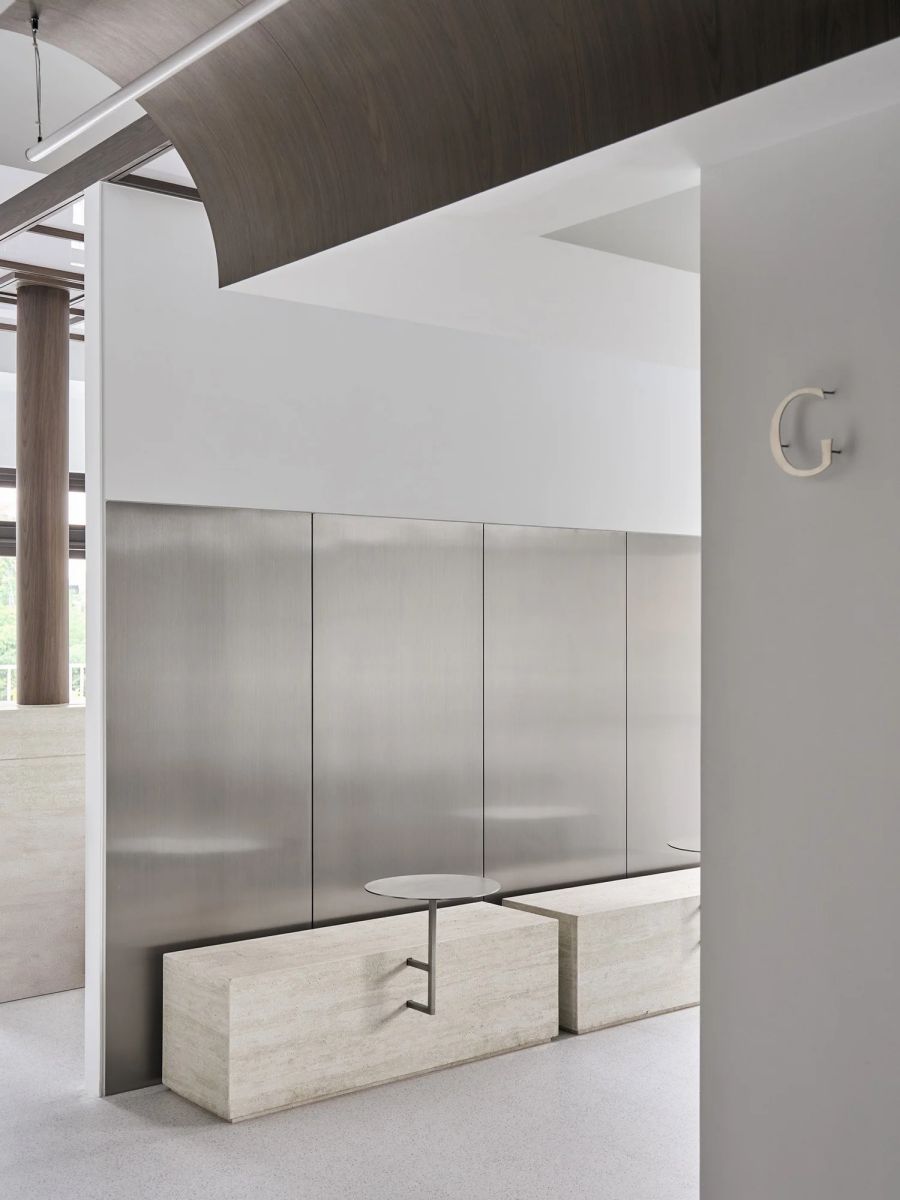 坐落於台中市南區柳川西路上的運動中心二樓，Golfwer 緩緩揭開一座新型態的室內球場空間。其名稱融合 Golf（高爾夫球）與 Power（力量）之意，由向度設計操刀。期望這裡不僅是一個練球空間，更是一處沉澱身心的場域，透過揮桿與呼吸之間的節奏，重新調整生活步調。