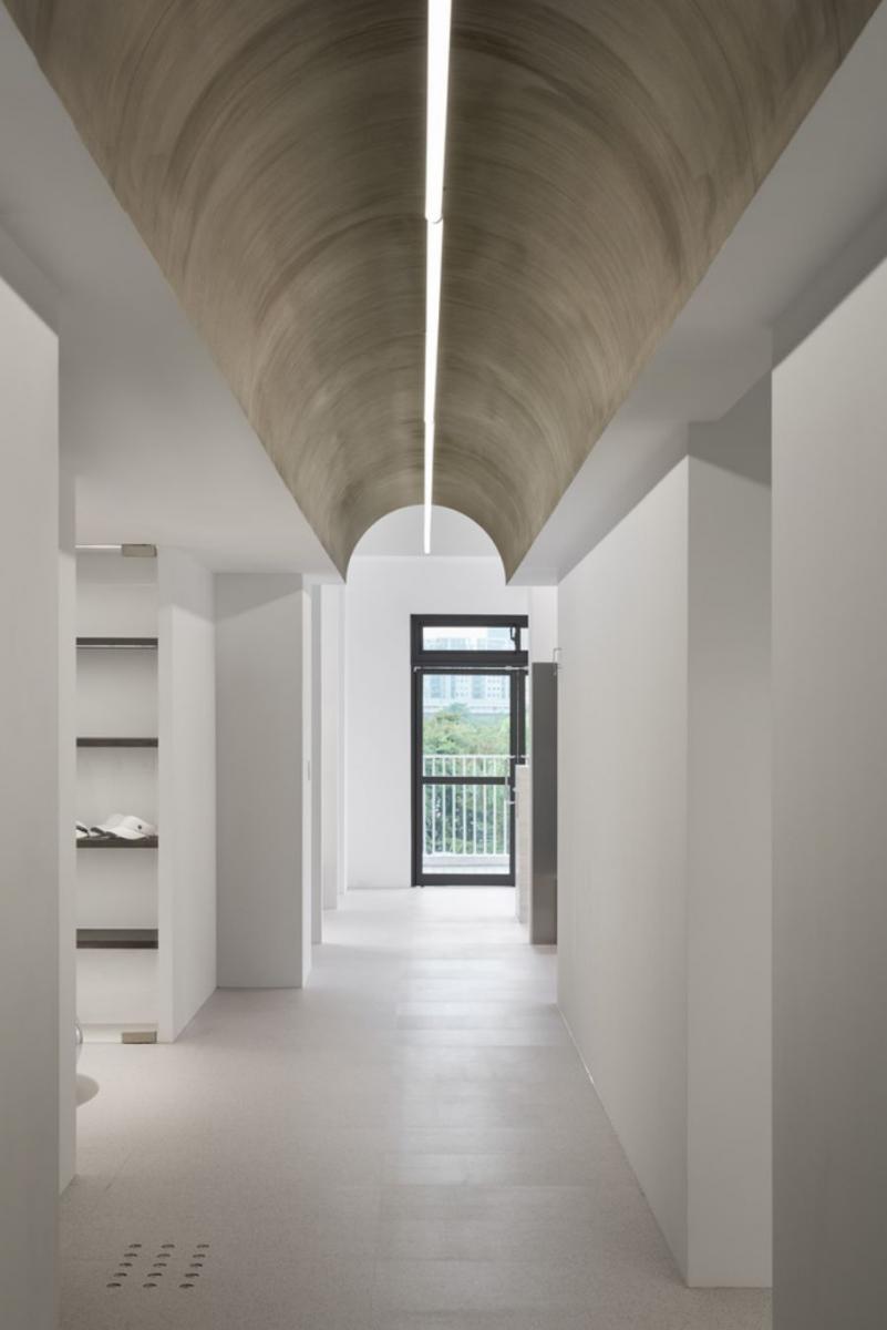 Golfwer 的機能空間中也藏有許多驚喜與巧思，包括展售區、打擊區與休憩區等。透過動線串連，以及光線與色彩的變化，讓看似極簡的空間呈現更多層次。不僅能練球，也能在此停留更久。挑高空間增添層次、更柔化場域界線；光線透過格柵灑落，彷彿戶外日光引入室內，形塑自然且安定的氛圍，成就詩意而優美的平衡畫面。