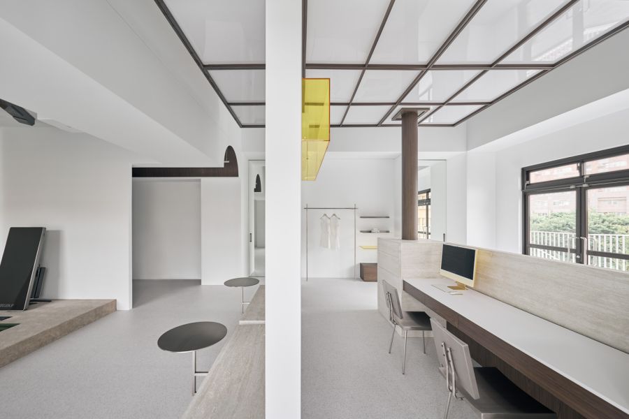 Golfwer 的機能空間中也藏有許多驚喜與巧思，包括展售區、打擊區與休憩區等。透過動線串連，以及光線與色彩的變化，讓看似極簡的空間呈現更多層次。不僅能練球，也能在此停留更久。挑高空間增添層次、更柔化場域界線；光線透過格柵灑落，彷彿戶外日光引入室內，形塑自然且安定的氛圍，成就詩意而優美的平衡畫面。