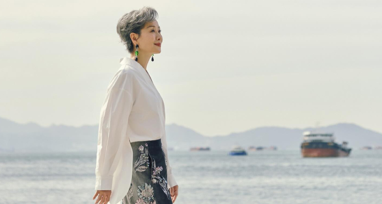 62歲的葉童，即使年齡逐年增加，卻依然保持著那分獨有的颯爽氣場。尤其她的私著穿搭始終給人充滿活力與英姿的感覺，沒有刻意裝年輕，也沒有順從框架，而是以自然、簡潔、俐落的風格，展現了成熟女性最迷人的狀態。