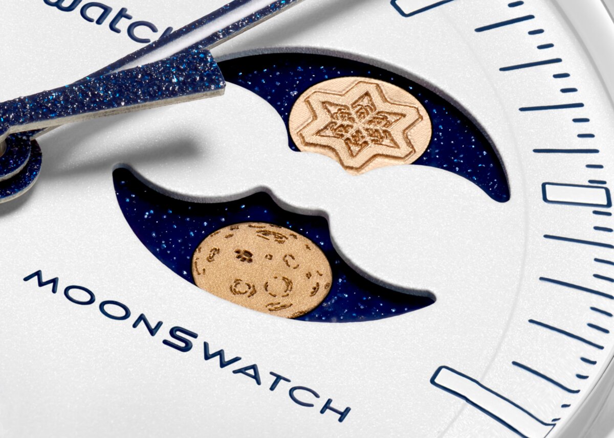 MoonSwatch 再度以 Snoopy 為主角，這次冬季限定的 Cold Moon 版本中，將夜色與雪景變成腕上的小型童話。純白 Bioceramic 生物陶瓷錶殼像新雪般潔淨，深藍月相盤上的滿月則以 Moonshine™ Gold 點亮，而最讓藏家著迷的，是每只錶皆擁有獨一無二的「雪花雷射雕刻」月相盤——沒有兩片雪花會相同。9點鐘位置的史努比與糊塗塌克穿著太空裝，安靜坐在雪地凝望星空，為整體添上一抹溫柔幽默。延續 Speedmaster 的標誌性細節如 Dot-over-90 測速計，使童趣外表下仍保有專業時計語彙。更具話題的是其販售方式：12月4日起，全球各地僅會在「瑞士下雪時」重啟販售，替這款腕錶增添一份浪漫的不確定性。這不只是一款錶，更是一場等待落雪的翹首期盼。