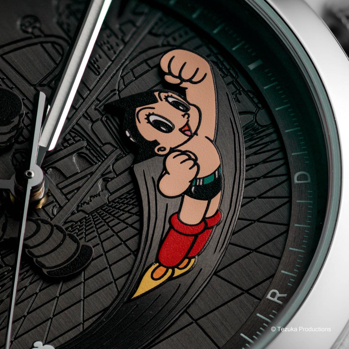     Louis Erard 與原子小金剛的首次聯名，是今年最能勾起「療癒情緒」的作品。限量178枚的特別版承載著品牌主理人 Manuel Emch 的私人情感，因此腕錶從不是單純跨界，而更像一段把童年記憶重新召喚回手心的旅程。面盤以立體浮雕呈現原子小金剛飛行的經典姿態，白煙、速度線與色彩層次讓整個畫面彷彿正在運動；背景的 Metro City 則以細緻髮絲紋雕刻，如迷你科幻城市被凝結在金屬之中。「2340系列」的一體式鈦金屬與不鏽鋼鍊帶為整體增添俐落光影，使這款作品在故事性與工藝間取得完美平衡。戴上它，不只是佩戴一枚錶，而是在腕間保留一份原子小金剛象徵的力量，相信科技與人性能共存，也相信長大後仍能保有前進的勇氣。