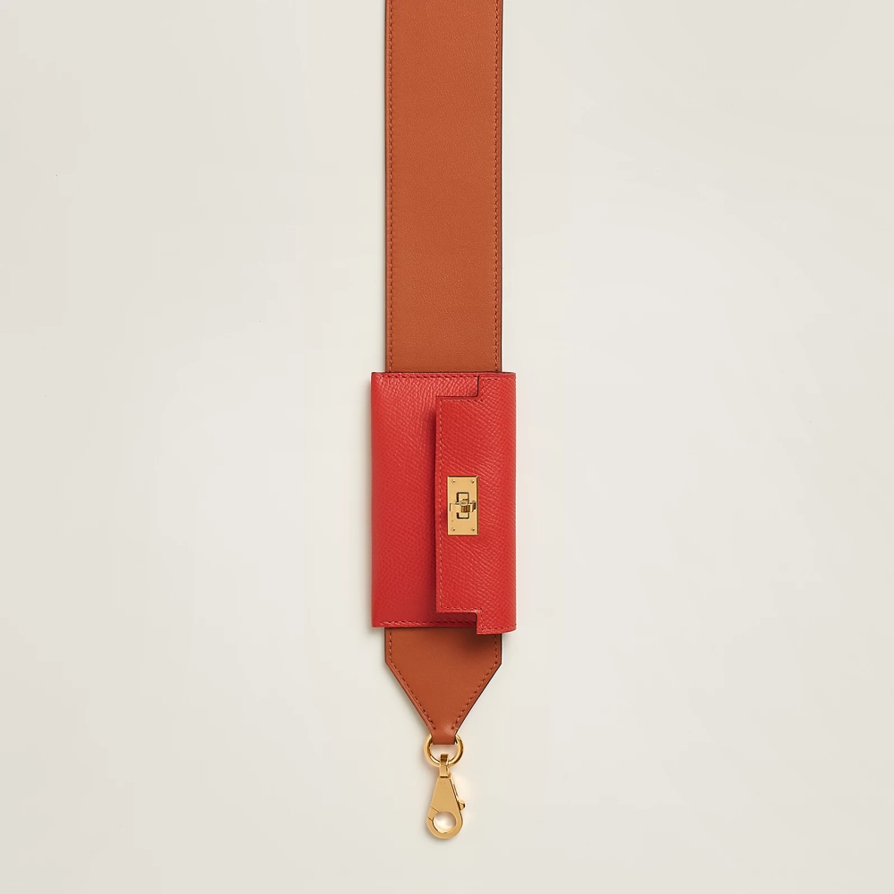 凱莉包最具代表性的設計元素便是包身上方正的鎖扣，其扣環以鍍黃 K 金製作，因此在顏色及光澤上，可保有宛如珠寶般精緻的光澤。