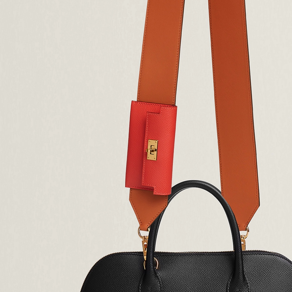品牌近期推出的「Kelly Pocket」背帶，是一款結合卡夾與肩帶的作品，其寬幅的皮革背帶，可用於凱莉包、Bolide、24/24 - 29、Hermès Clic H 及 New Drag 22 等包款