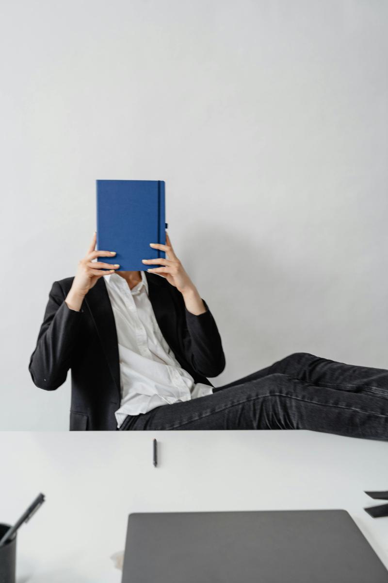 很多人以為離職只是自己的事，但企業端其實也有「最不想被離」的時段。相較於年底專案收尾、預算緊縮，年後反而是人力市場最活絡的時期。根據台灣主流求職平台每年公布的調查，年後一至兩個月，求職者投遞履歷數量與企業釋出的職缺量皆是全年高峰，表示公司在這段時間最容易補到合適人才。因此，當員工在年後提出離職，主管通常比平時更能體諒，甚至早已預期團隊會有一定比例的流動。若你希望離職談判順利、交接平穩、不造成關係僵化，選在企業「心理最有準備」的時刻提出，反而能換來更友善的處理方式。