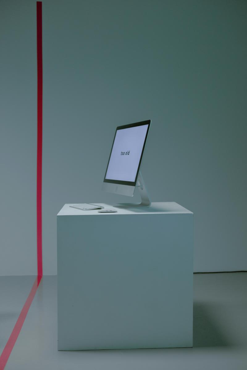 離職不只是制度問題，也是心理問題。年後長假提供一段暫離職場的喘息時間，人們在身心放鬆後，更容易清楚看見自己真正想要的方向。心理學研究指出，人在做重大決策時，脫離高壓環境後所做的判斷，往往比疲憊狀態下更穩定，也更接近內在需求。年後的情緒 reset，加上「舊計劃已告一段落」的象徵性意味與儀式感，讓離職不再像逃離，而更像是向前走。許多人也會因年終獎金已領、財務壓力減輕，而有更大的底氣重新規劃生活節奏。這段時間離開，不僅實際上划算，也能讓你在心態上更有掌控感、少一份糾結。