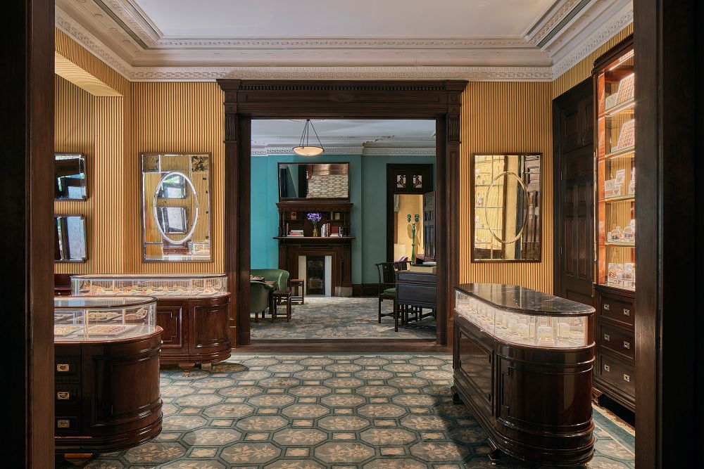 同時，許多奢侈品牌也開始轉向體驗式經營，開設精品咖啡店，透過「餐飲」以不同方式傳遞品牌精神與根基，像是 Prada 於上海百年歷史古蹟榮宅打造的全新餐飲空間「迷上」便是最有利的佐證之一。