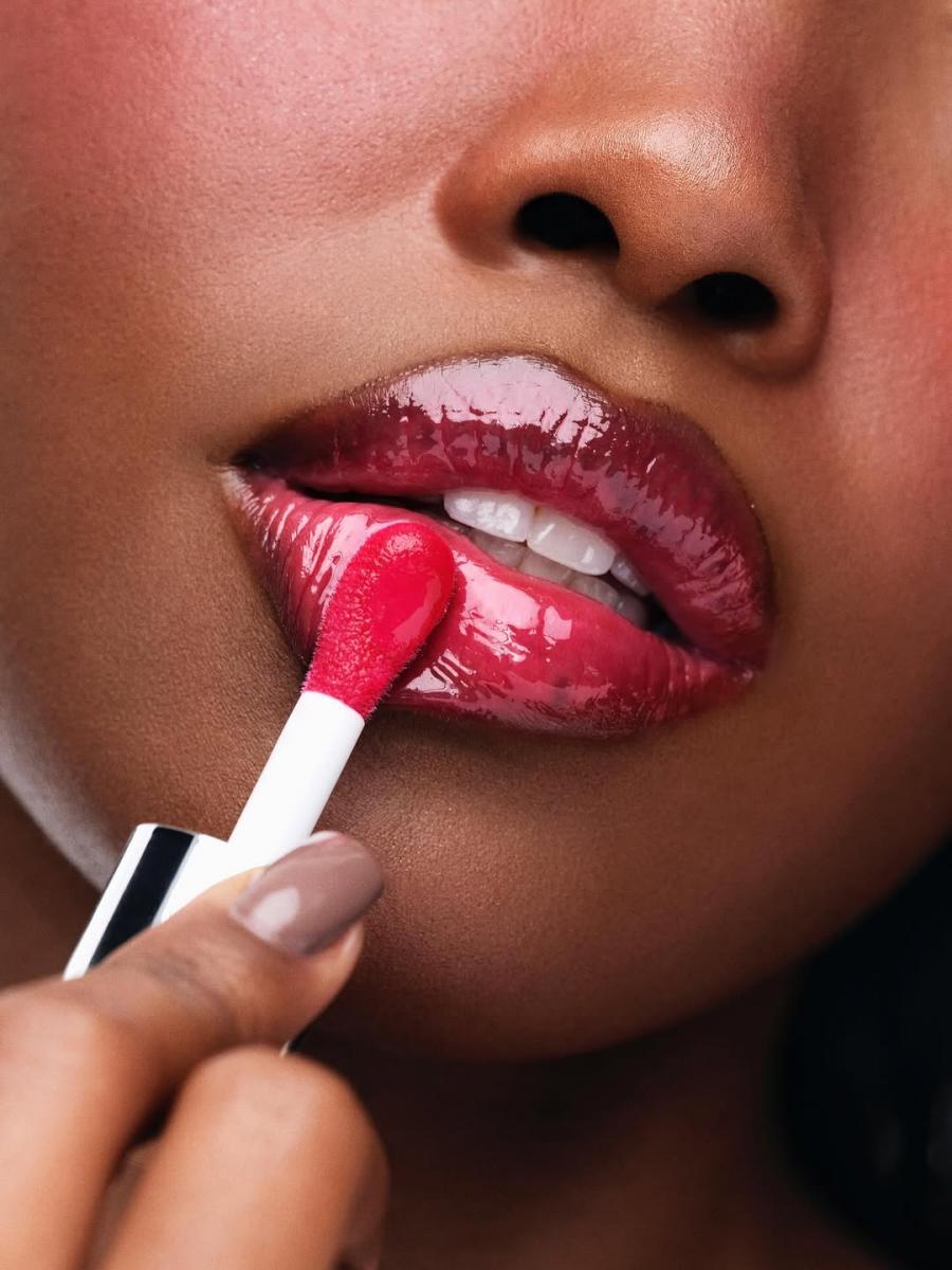 集團旗下聖羅蘭美妝（Yves Saint Laurent Beauté） 年營收已達到 30 億歐元（約 1,101 億新台幣）規模，晉升全球三大奢侈美妝品牌，營收僅次於 香奈兒（Chanel） 和 迪奧（Dior），實力不容小覷。