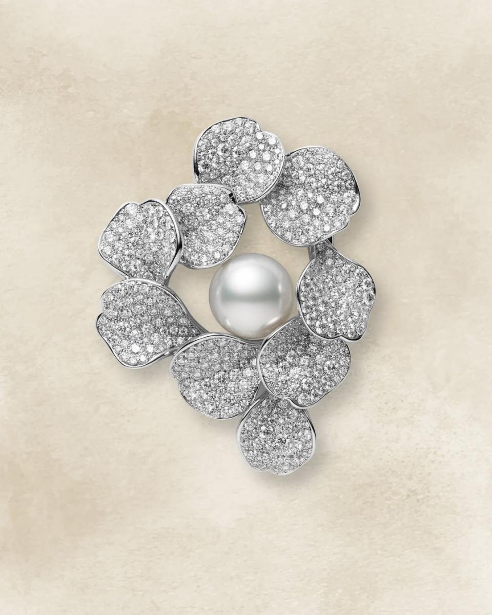 這是一個經典但仍然實用的小技巧。將珍珠輕輕在牙齒邊緣或兩顆珍珠之間摩擦，真的珍珠因為表面是由一層層珠質構成，會帶有細微的顆粒感與阻力，不會完全滑順；仿珠則通常非常平滑，觸感接近玻璃或塑料。當然，這個方法較適合私下確認，不建議在公開場合使用，但對於快速初步判斷，仍然具有參考價值。