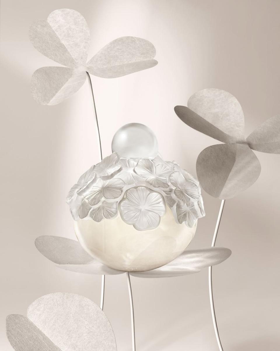 天然或養殖珍珠，本質上是由貝類長時間分泌珠層形成，因此幾乎不可能每一顆都完全一模一樣。即便是高品質珍珠，也常帶有細微的生長紋理、極小的凹凸或光澤變化，這些「不完美」，反而是天然的證明。若一串珍珠在尺寸、形狀、表面光滑度上幾乎毫無差異，看起來像工廠模具一次成型，反而要提高警覺。真正高級的珍珠，講究的是整體協調，而非毫無個性的整齊劃一。