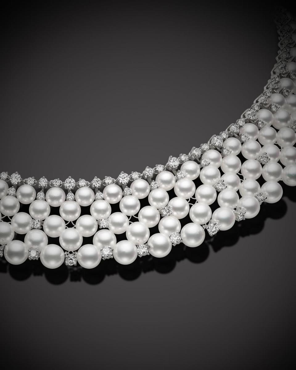 這個細節，往往是最容易被忽略，卻也最誠實之處。真正的珍珠，因為珠層結構緊密，鑽孔後的孔洞邊緣通常相當乾淨、圓順，不會有明顯碎屑或剝落感，孔內壁也相對平滑。反之，許多仿珠是以玻璃、樹脂或塑料為基底，再覆上一層仿珠塗層，鑽孔時容易出現邊緣不平整、略顯粗糙，甚至能看到塗層與基底的交界。購買串珠或項鍊時，不妨將珍珠輕輕轉到孔洞朝外的位置，用肉眼仔細看，這往往比只看正面更能看出真假差異。