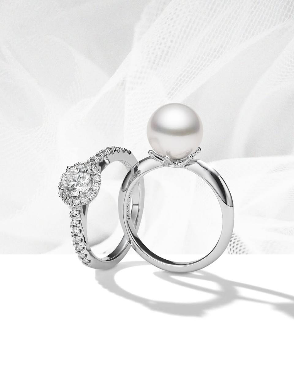 整體而言，辨別珍珠真假，從來不是靠單一技巧定生死，而是多個細節相互印證的過程。與其期待「一眼就懂」，不如練習放慢速度觀察：光澤是否有層次、孔洞是否乾淨、表面是否保有自然的生命痕跡。當你開始讀得懂這些細節，珍珠就不再只是一顆發亮的裝飾，而是一種有結構、有來歷的材質；也唯有在那個時候，你才能真正安心地挑選，而不是被外表牽著走。