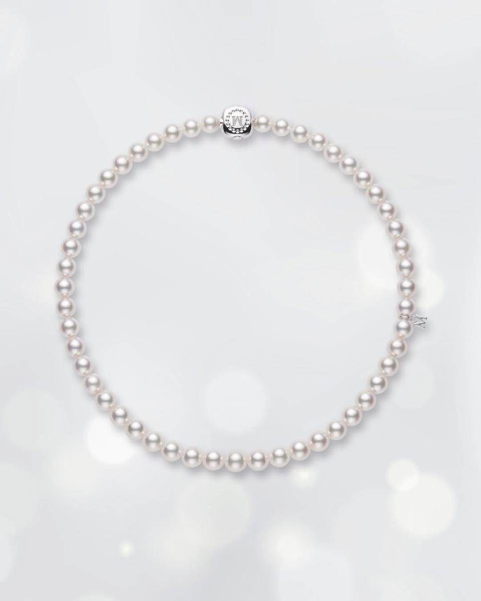 真正的珍珠，光澤不是「亮」，而是「深」。在光線下，它會呈現出一種由內而外的層次感，像是光被包覆在珠層裡慢慢透出，而不是停留在表面。當你將珍珠靠近觀看，甚至能隱約看到自己的倒影，但這個倒影不會像鏡子那樣銳利，而是略帶柔焦，邊緣自然模糊。相較之下，仿珠的光澤往往過於均勻、單一，看起來亮卻扁平，像是塗了一層亮漆，缺乏深度與流動感。這也是為什麼行家在看珍珠時，會刻意轉動角度，觀察光線在表面移動時是否「活起來」，而不是死板地反射。