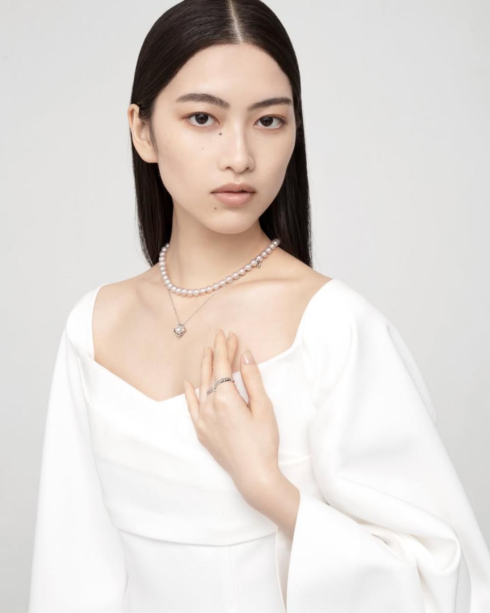 真正的珍珠，拿在手上會感覺有份量，貼近皮膚時則會出現一種自然、舒服的冰涼感，不刺、不冷得突兀，而是隨著體溫慢慢回溫，戴久了依然覺得清爽。這種溫度變化，來自珍珠本身的有機結構與珠層密度。相較之下，多數仿珠因材質多為玻璃或塑料，雖然初觸時同樣偏涼，卻少了那份貼膚的柔和感，不是過於冰冷，就是溫度顯得死板、單一。當你同時留意重量與佩戴時的溫度感受，往往能更直觀地分辨出真珠與仿品的差異。