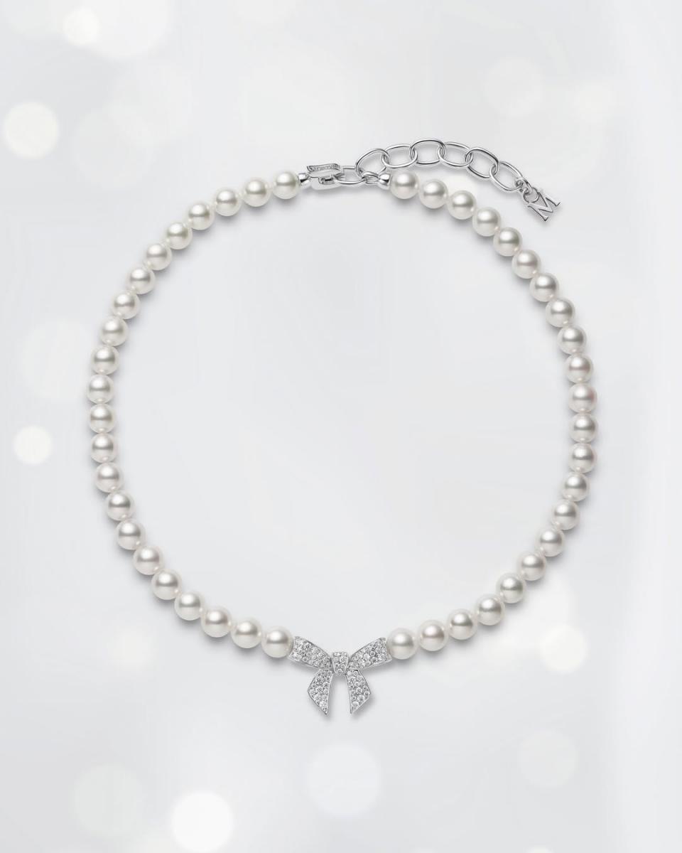 珍珠能從過去的「貴族專屬」,轉變為現代女性風格的重要象徵,Mikimoto 與時尚界的深度連結密不可分。20世紀初,正值女性服裝輪廓與生活型態快速轉變的年代,珍珠也逐漸擺脫過度正式的框架。1920年代,Coco Chanel 將珍珠大量運用於日常穿搭,使其成為自信、自由與獨立的風格語言,而當時高品質珍珠的重要來源之一,正是 Mikimoto。透過這樣的文化交會,珍珠不再只是珠寶盒裡的收藏品,而成為能被自由搭配、展現個性的配件,也為後來的珍珠設計打開更寬廣的時尚可能性。