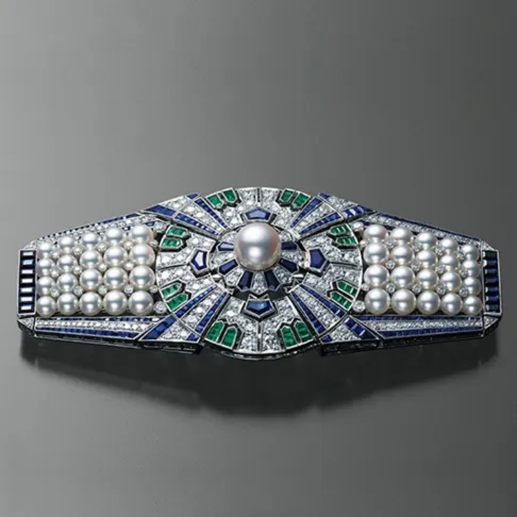 若說早期的 Mikimoto 以「珍珠本身」奠定地位,那麼進入當代後,品牌關注的已不只是材質,而是如何為珍珠建立一套能與時代對話的設計語言。從經典單排珍珠項鍊出發,延伸至結合鑽石、彩寶、金工結構與現代線條的高級珠寶系列,Mikimoto 不再只是呈現珍珠的溫潤,而是重新思考它在當代生活中的位置。珍珠被拉長、錯位、結構化,既保留本質的柔和光澤,也回應現代審美與生活節奏,使其不再侷限於特定年齡或場合。正是這樣持續演進的設計思維,讓 Mikimoto 在百年之後,依然被視為一個持續前進、而非停留在歷史中的品牌。