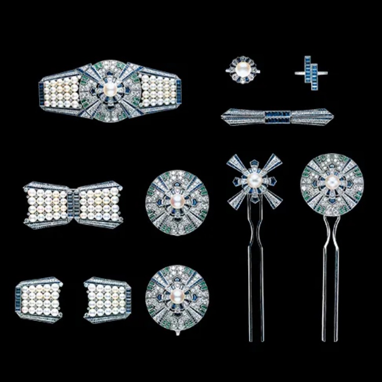 若說早期的 Mikimoto 以「珍珠本身」奠定地位,那麼進入當代後,品牌關注的已不只是材質,而是如何為珍珠建立一套能與時代對話的設計語言。從經典單排珍珠項鍊出發,延伸至結合鑽石、彩寶、金工結構與現代線條的高級珠寶系列,Mikimoto 不再只是呈現珍珠的溫潤,而是重新思考它在當代生活中的位置。珍珠被拉長、錯位、結構化,既保留本質的柔和光澤,也回應現代審美與生活節奏,使其不再侷限於特定年齡或場合。正是這樣持續演進的設計思維,讓 Mikimoto 在百年之後,依然被視為一個持續前進、而非停留在歷史中的品牌。