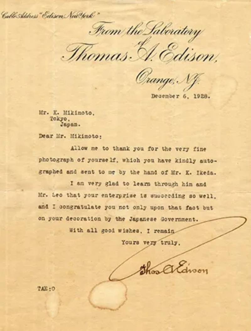 1928年12月6日,發明家愛迪生(Thomas Edison)自新澤西州實驗室致函御木本幸吉(Kokichi Mikimoto)的親筆信。信中祝賀 Mikimoto 事業進展順利,並肯定其成就,成為兩位時代人物交流的珍貴史料,也見證 Mikimoto 珍珠在國際舞台逐漸受到重視的歷史時刻。