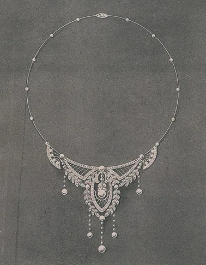 Mikimoto 被稱為「珍珠之王」(Pearl King),但這個稱號的核心不僅在於稀有或昂貴,而是長時間累積而成的信任。品牌一百多年來始終專注於同一件事:穩定品質、尊重自然,並以一致且透明的標準告訴市場什麼才是好的珍珠。這種信任感,來自對工藝近乎固執的堅持,也來自一段可被反覆檢視的歷史脈絡。當市場上的珍珠種類與價格愈來愈多元,選擇變得複雜時,Mikimoto 的角色反而更清晰——它不教人追逐最浮誇的光澤,而是提供一個經過時間驗證、值得參考的基準點。