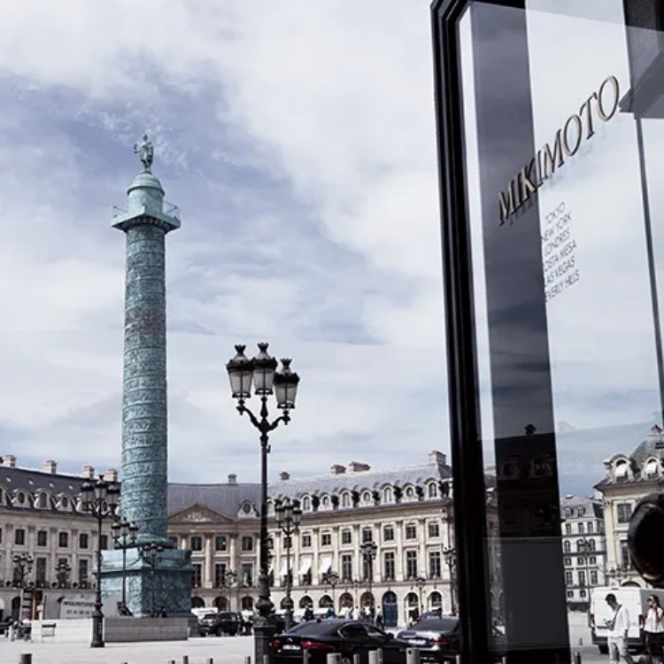 Mikimoto 被稱為「珍珠之王」(Pearl King),但這個稱號的核心不僅在於稀有或昂貴,而是長時間累積而成的信任。品牌一百多年來始終專注於同一件事:穩定品質、尊重自然,並以一致且透明的標準告訴市場什麼才是好的珍珠。這種信任感,來自對工藝近乎固執的堅持,也來自一段可被反覆檢視的歷史脈絡。當市場上的珍珠種類與價格愈來愈多元,選擇變得複雜時,Mikimoto 的角色反而更清晰——它不教人追逐最浮誇的光澤,而是提供一個經過時間驗證、值得參考的基準點。