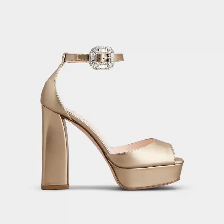 這雙鞋款，品牌以百搭的香檳金為主要配色，並用水晶方釦點綴在鞋扣環，讓款帶有低調奢華的氣息，搭配上好走的高防水台與粗跟設計，讓女孩能拉長比例之餘，也不會造成雙腳負擔。