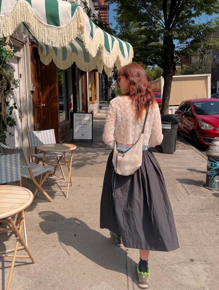 蕾絲向來是「風險偏高」的單品，搭得好顯得輕盈，搭不好就容易流於刻意。孔孝真把蕾絲上衣拉回日常情境，搭配長裙與跳色平底球鞋，再以一副極簡耳環作結，讓整體造型自然回到生活感。這對耳環的角色相當關鍵，它不刻意放大性感，而是負責替造型降溫，讓蕾絲不再只是「女人味」的代名詞，而是能融入街頭風格的穿搭選項。也正因如此，耳環從來不只是裝飾，而是一個風格的方向盤，稍作調整，就能改變整套造型給人的印象。