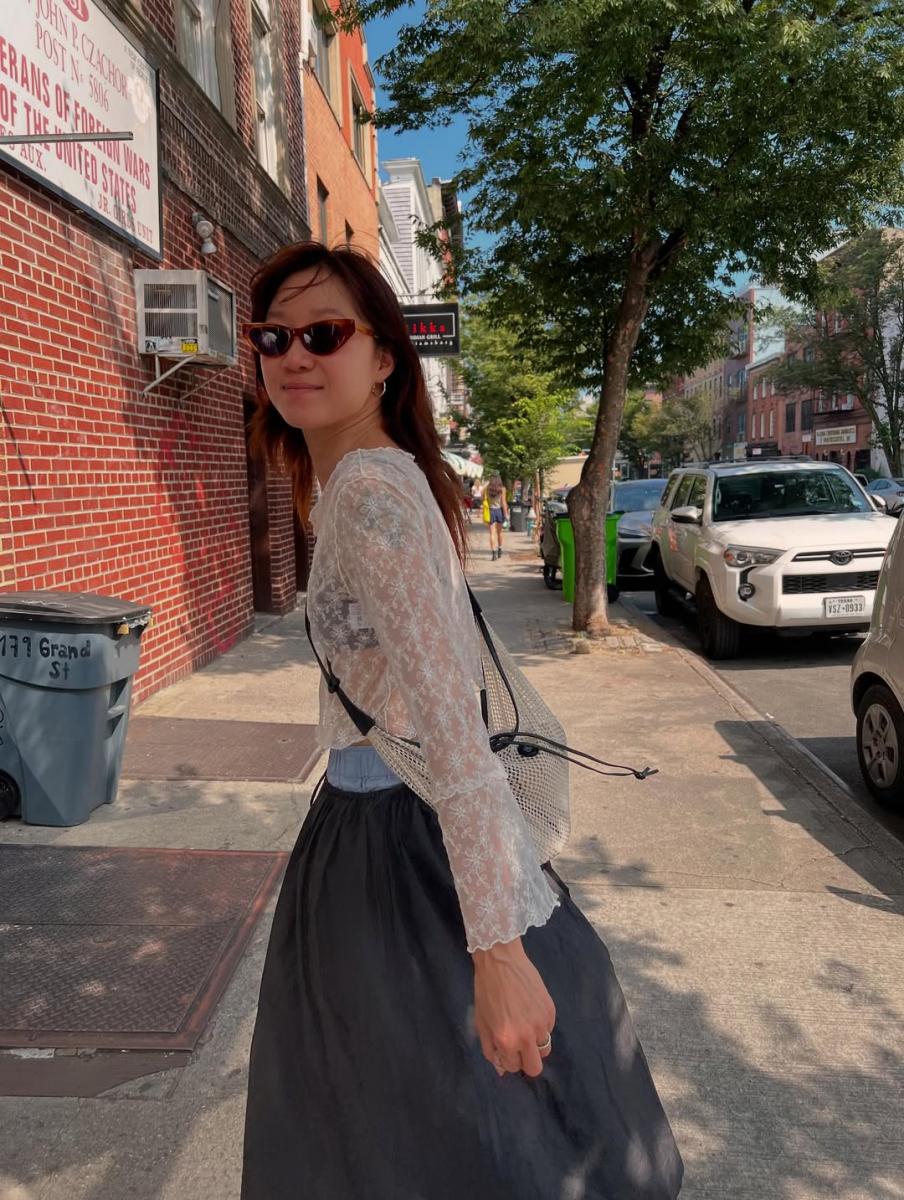 蕾絲向來是「風險偏高」的單品，搭得好顯得輕盈，搭不好就容易流於刻意。孔孝真把蕾絲上衣拉回日常情境，搭配長裙與跳色平底球鞋，再以一副極簡耳環作結，讓整體造型自然回到生活感。這對耳環的角色相當關鍵，它不刻意放大性感，而是負責替造型降溫，讓蕾絲不再只是「女人味」的代名詞，而是能融入街頭風格的穿搭選項。也正因如此，耳環從來不只是裝飾，而是一個風格的方向盤，稍作調整，就能改變整套造型給人的印象。