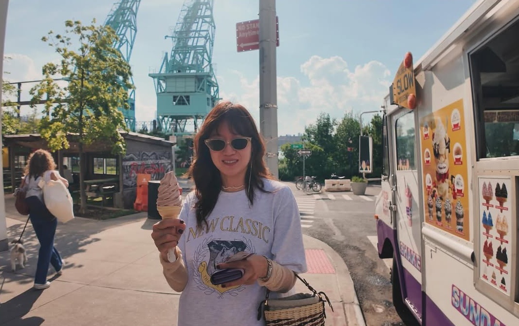 旅行或外出時的穿搭，往往以方便為優先，但孔孝真的私服照卻總能看起來「隨性卻時髦」，關鍵依然落在耳環上。即便只是印花T恤、平底鞋與墨鏡，她也會保留一對不過於張揚、卻具辨識度的長鍊耳環，替臉部輪廓增加記憶點。這類耳環不追求浮誇，而是講究剛剛好的存在感，細緻鍊條自然融入髮流之中，隨動作若隱若現地閃耀，讓整體造型在鏡頭前看起來完整、有收尾。