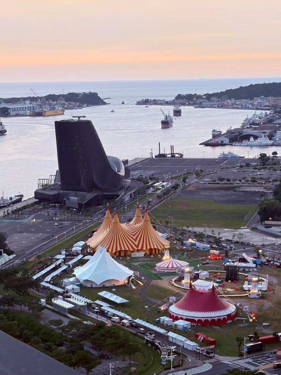 在創辦人林智偉的堅持下,FOCASA 馬戲團創立至今已逾 15 年,是台灣第一個專業當代馬戲團,致力於將馬戲藝術帶入劇場與生活,並將台灣馬戲推向國際舞台。團隊打造台灣有史以來最大的馬戲帳篷,名稱結合 FOCA(福爾摩沙馬戲團)與 CASA(拉丁文:家)之意,傳遞「馬戲即是生活」的精神。