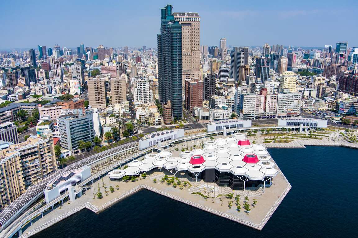 位於高雄流行音樂中心周邊的「珊瑚礁群」將打造全新百貨商場，命名為「FOCUS 13 珊瑚廣場」。商場規劃 地上兩層樓，總面積約 2,100 坪。幾何造型的通透玻璃屋頂，呼應「珊瑚」的有機輪廓，並透過挑高空間引入自然光線，弱化室內外界線，讓海景成為逛百貨時的風景。商場將集結多個質感品牌，包括人氣丹麥設計品牌 HAY，並已於去年底開幕。