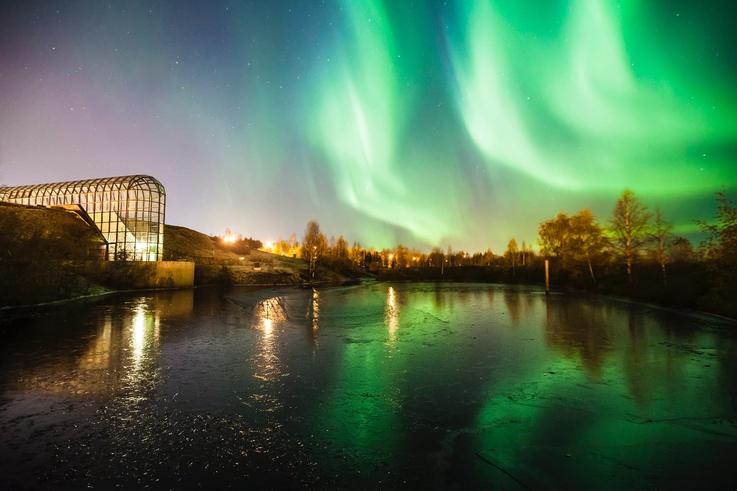 身為芬蘭拉普蘭區的門戶城市，羅瓦涅米不只以「聖誕老人故鄉」聞名，也是一座極光條件穩定、旅遊機能成熟的追光城市。根據當地統計，一年中約有200個夜晚具備極光出現的可能性，促使城市發展出大量以極光為核心的住宿與體驗設計。從大片落地窗、透明屋頂房型，到專為夜間觀星打造的飯店配置，讓追光不再是戶外等待，而是一種舒適的室內體驗。對希望兼顧保暖、便利與浪漫感的旅人而言，羅瓦涅米提供了一種更溫柔的極光觀看方式。