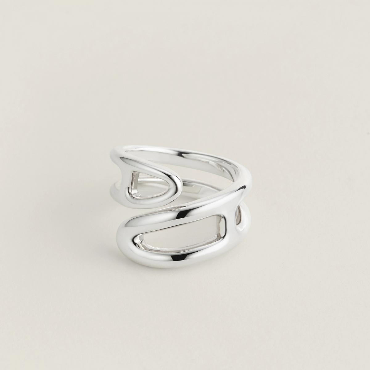 Punk 系列戒指延續耳骨夾的設計語言，將錨鍊拉長、重組，形成帶有別針意象的立體輪廓。PM 尺寸讓戒指在視覺上依然有份量，卻不會過於厚重，佩戴在指間時自然成為風格核心。銀面的銳利線條與圓潤邊角形成對比，讓整體既有搖滾精神，也保留 Hermès 一貫的精準比例。這是一枚帶點叛逆、卻仍極度講究細節的戒指。