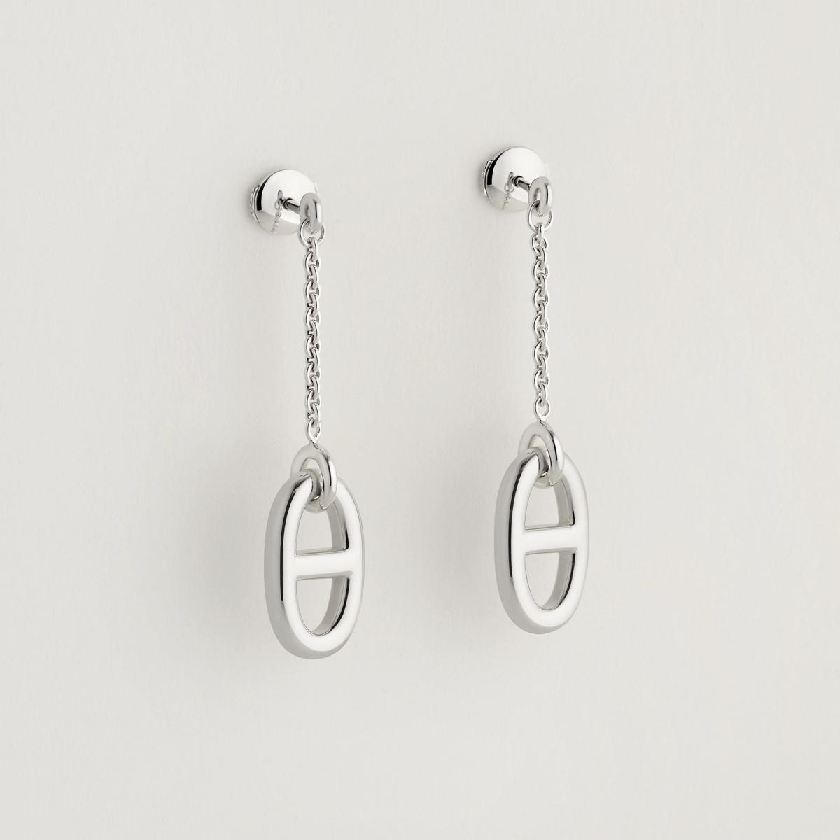 Farandole 系列彷彿將經典的 Chaîne d’Ancre 船錨鍊重新譜寫成一段輕柔樂章，把原本偏向結構感的錨鍊語彙，轉譯為更柔和、也更貼近臉部線條的設計。這副純銀耳環以垂墜形式呈現，隨著步伐微微晃動，鏈節在光線中折射出細碎光澤，節奏感清晰而流暢，正好呼應 Farandole 在法文中「舞蹈」的意涵。它不張揚，卻極具辨識度，特別適合搭配簡單襯衫、針織衫或俐落洋裝，為造型添上一抹不費力的精緻感。對於想嘗試愛馬仕珠寶、又不希望風格過於強烈的人來說，這對耳環是一個極為聰明的起點。