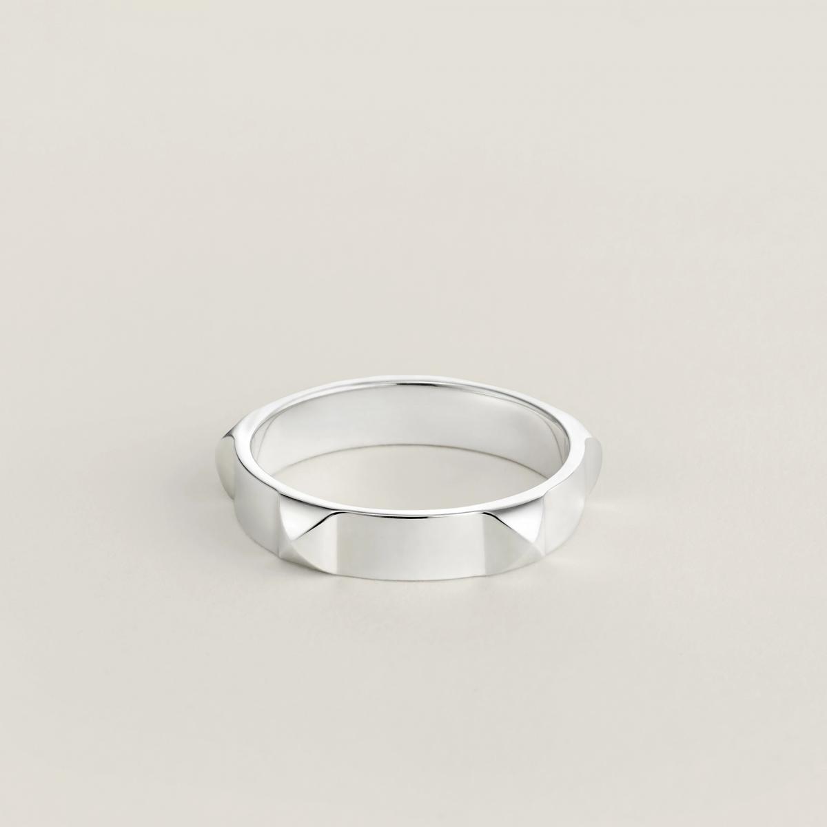 Clou d’H 戒指以極簡語彙重新詮釋 Collier de Chien 的精神，將原本厚重的鉚釘元素縮小、提煉，轉化為俐落而精緻的比例。PM 尺寸讓戒指線條更貼近指節，佩戴時顯得乾淨俐落。銀面的平滑處理，使整體風格偏向都會極簡，卻仍保有 Hermès 源自馬術工藝的力量感。這是一枚非常適合日常佩戴的設計，低調卻耐看。