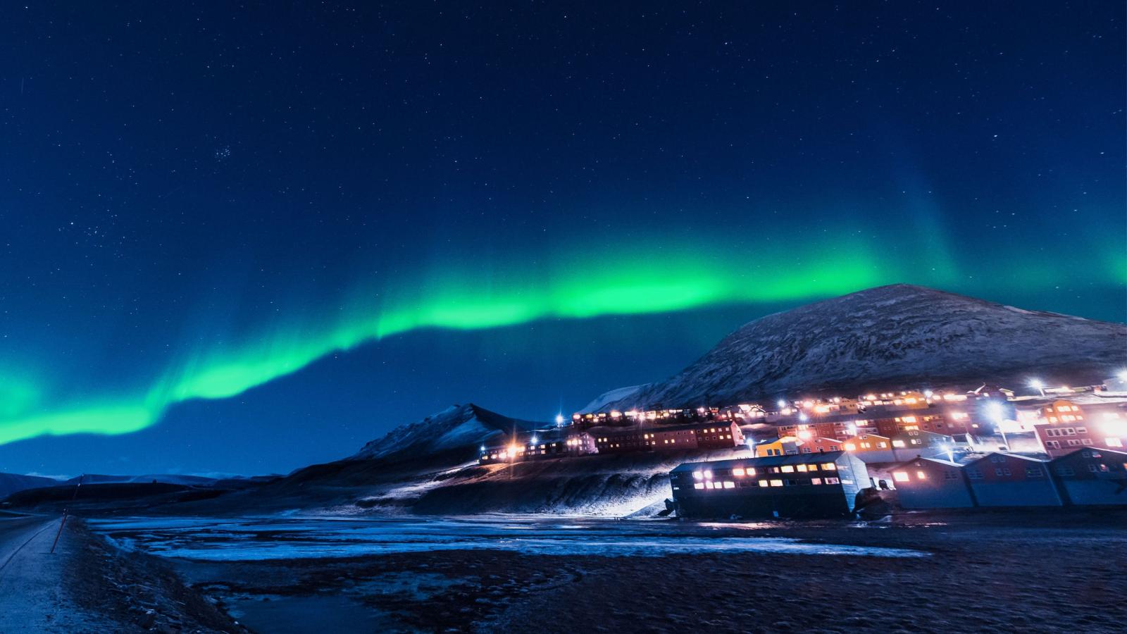 位於挪威本島與北極之間的斯瓦巴群島，是全球極光迷心中的終極關卡。這裡的永夜期長達113天，在完全沒有日照的環境下，理論上只要太陽活動足夠強烈，任何時間都有機會看到極光。也因此，它成為世界上少數能在「白天時間」觀賞極光的地方。當然，這裡的追光體驗不只是仰望天空，還包括狗拉雪橇、雪地摩托、極地健行等行程，是一趟真正走進極圈深處的冒險之旅。