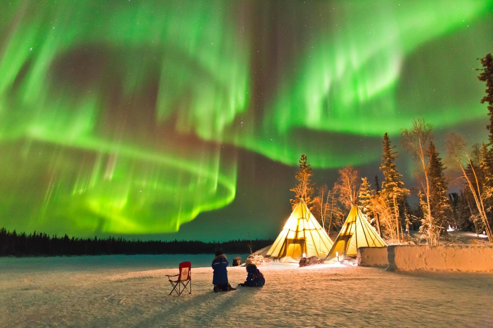 對於不想面對極端嚴寒的旅人來說，加拿大黃刀鎮是一個相對平衡的極光選擇。這裡不僅在冬季是極光旺季，夏末與初秋同樣具備觀測機會，加上地勢開闊、光害低，使其長年被列為北美極光觀賞成功率最高的城市之一。當地也發展出多樣化的極光主題住宿與露營體驗，讓旅人能在遼闊地景中360度欣賞光影變化。完善的交通與旅遊資源，使黃刀鎮成為許多首次追光者的入門首選。