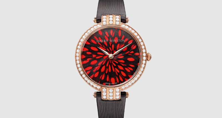 即便在詮釋「紅色」主題時，Harry Winston依舊能將極致柔美的女性氣息，以藝術化的手法昇華呈現，這款「Premier」系列的羽毛工藝腕錶，便是最佳例證。透過精湛的鑲嵌工藝，將羽毛元素以感性而優雅的紅色方式展現於錶盤之上，散發迷人的柔美光澤。