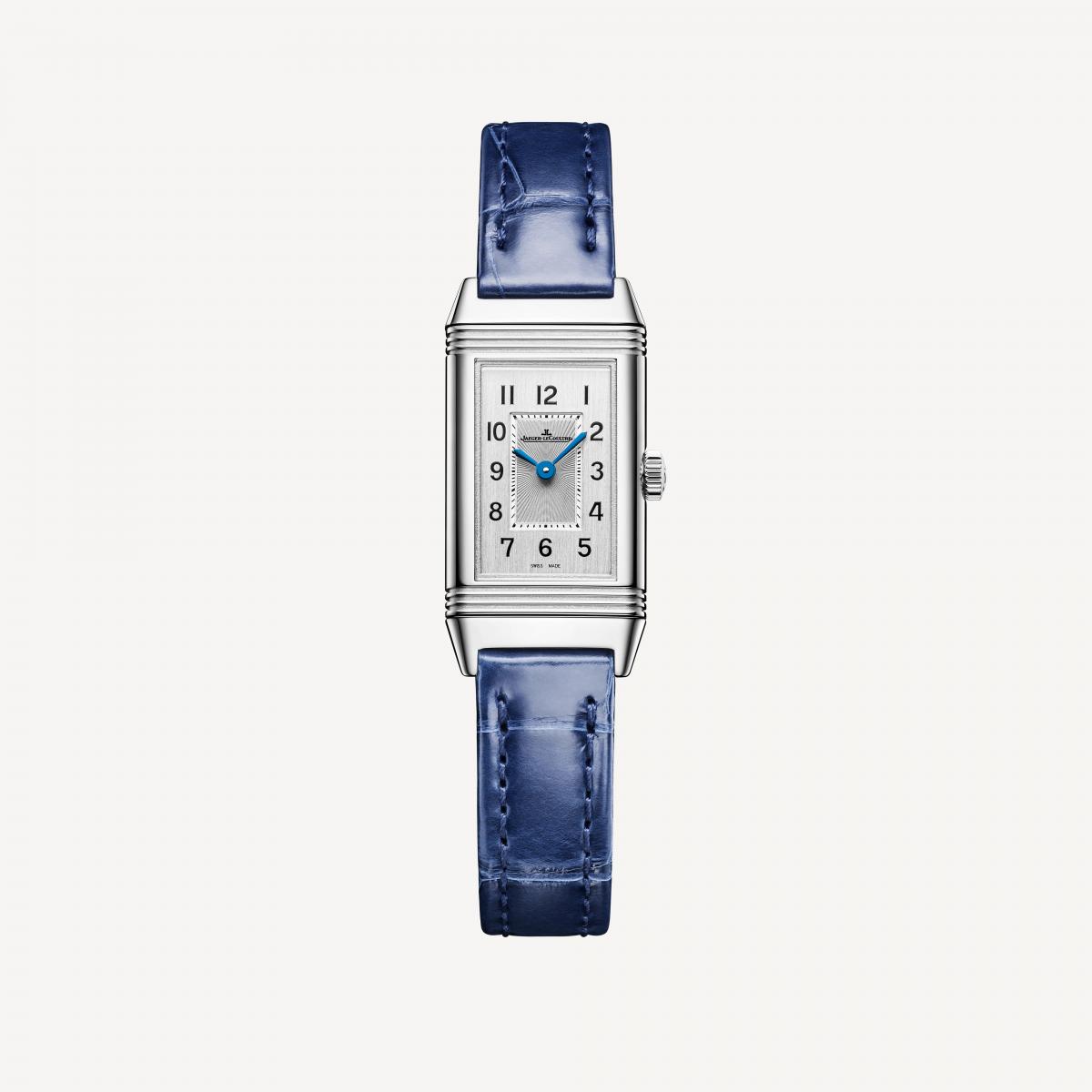 Reverso 是一只需要慢慢相處、才能真正理解的腕錶。誕生於1930年代、最初為馬球運動而設計的翻轉結構，如今早已轉化為低調奢華的經典象徵。Monoface Origin 版本以16.3毫米的纖薄比例，重現初代女錶的優雅精神；翻轉背面可進行個人化雕刻，讓腕錶不只是計時工具，而是承載私密記憶的容器。銀色錶盤以內外雙重修飾鋪陳細節，藍鋼指針與藍色鱷魚皮錶帶彼此呼應，視覺節制卻精準。Reverso 從不炫耀存在感，它屬於那些清楚自己在做什麼選擇的人。
