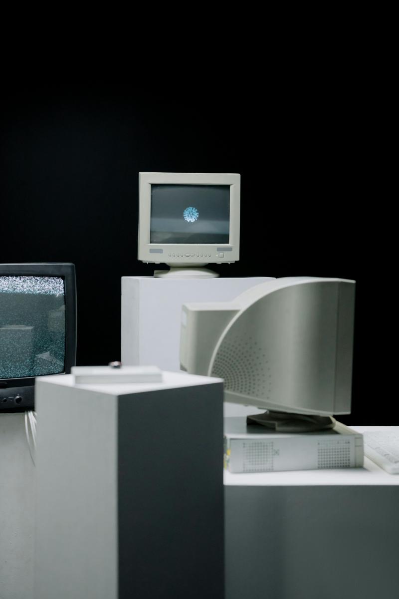 在某些職場文化中，閒下來反而讓人焦慮。當一個人開始用行程滿不滿、訊息多不多，來判斷自己是否有價值，就很容易掉入「不忙就不安心」的心理狀態。這類型的人，往往習慣同時處理多項任務，即使事情沒有明確的急迫性，也會下意識替自己找事情做。表面看起來效率驚人、永遠在線，實際上卻幾乎沒有喘息與反思的空間。當忙碌只是用來填補「不被需要」的恐懼時，再多的工作量，也很難真正換來內在的安全感。