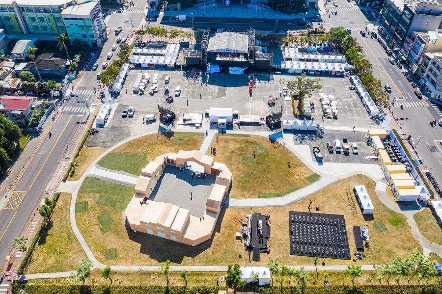 正值嘉義市建城 321 年之際，將迎來一場城市盛典——「320+1 嘉義市城市博覽會」（簡稱：嘉義市博）。本次博覽會本質上是一場融合文化傳承與現代創新的城市品牌再造行動。整體規劃三大策展主軸，其中一項以「共享城市」為核心，選址於市府北棟大樓預定地，由荷蘭建築事務所 MVRDV 規劃打造「永續願景館」。