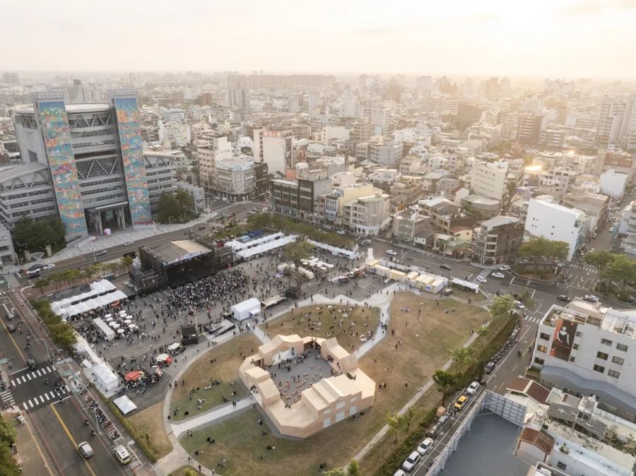 展覽沿著庭院四周配置，共規劃五大展區。東南角為「森林」，透過展示木材的生長與採伐過程，以五感體驗引領觀眾重新認識森林；西南角為「工坊」，呈現嘉義木工的歷史工藝。永續願景館將於 12 月 12 日至 28 日展出，成為民眾聚集、認識城市文化，並共同討論「木構未來」的重要公共空間。