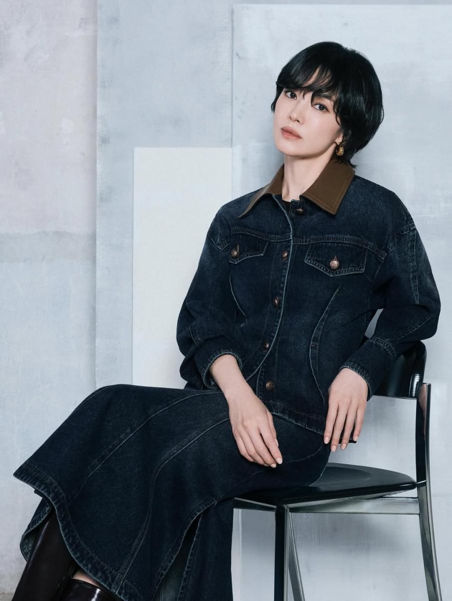 最後一套穿搭公式，宋慧喬以深色丹寧外套搭配同色系丹寧長裙，透過一致色調拉長整體線條，讓造型看起來俐落而不厚重。丹寧自帶的休閒氣息有效弱化成套穿搭的正式感，使成熟輪廓多一分輕鬆。她再以皮革長靴收尾，為整體注入份量與結構，讓風格在隨性與洗鍊之間取得平衡。這樣的丹寧搭配以比例與質感取勝，顯得從容、耐看，是輕熟女相當值得借鑑的減齡公式。