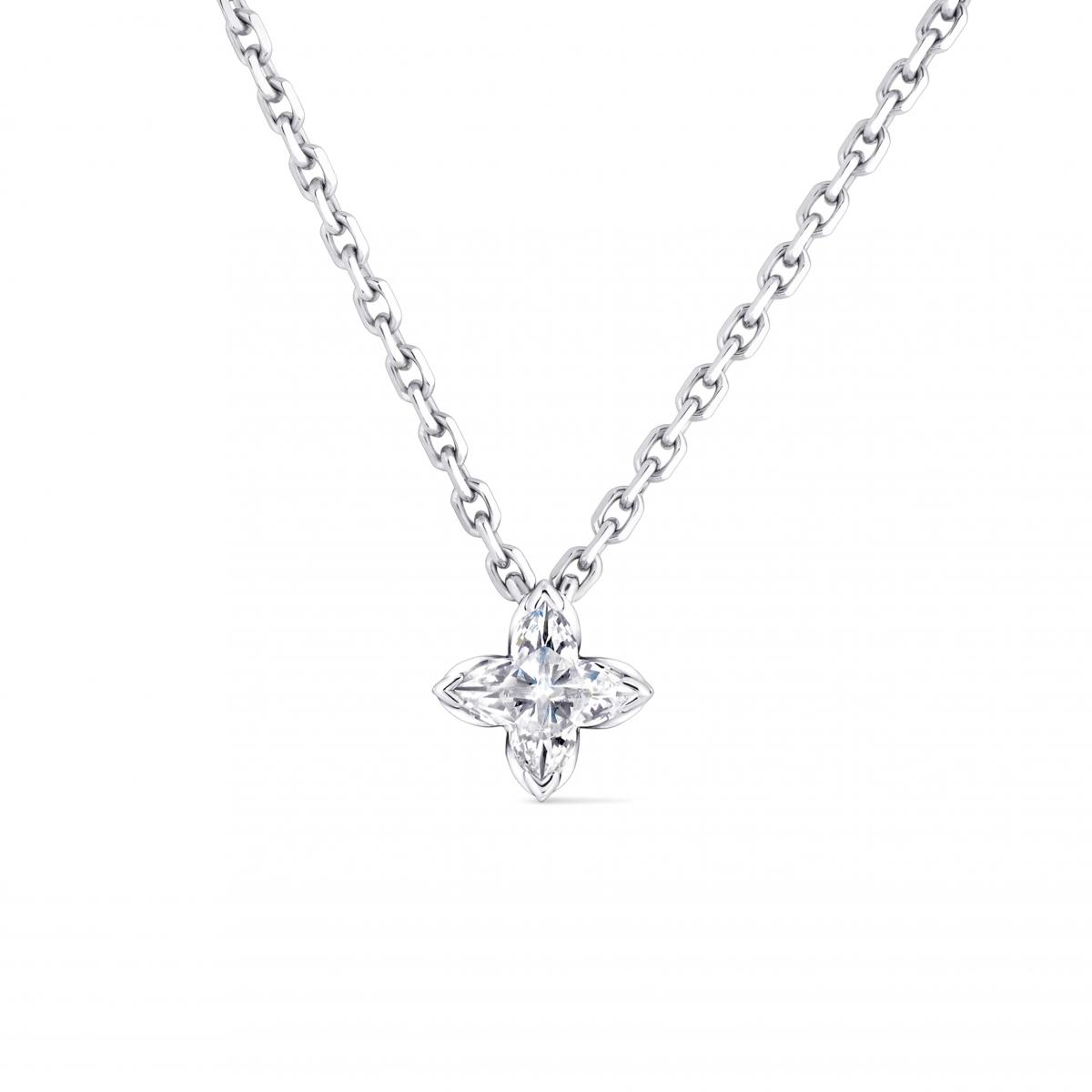 白金版本以更俐落的線條呈現，讓鑽石火彩顯得清澈而純粹。可調節鍊長的設計，使它能在不同領口與穿搭之間靈活轉換；背面密鑲鑽石的細節，則在轉身之際悄悄閃耀，無論貼合肌膚或搭配晚禮服都恰到好處。標誌性的 Monogram 元素被巧妙收斂於設計之中，不喧嘩卻極具辨識度，是鍾情簡潔、重視質感的人會長久佩戴的一款。