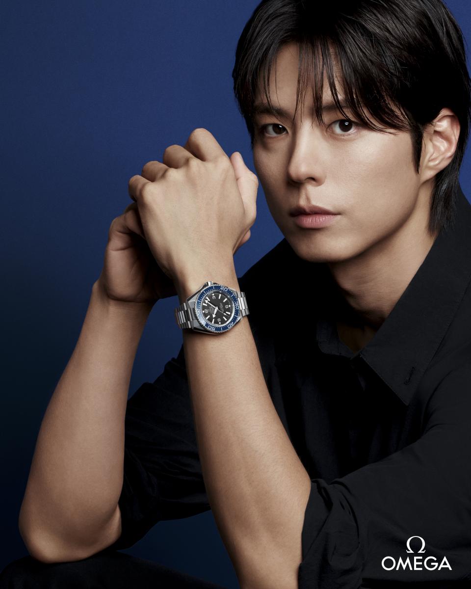 2025年底，朴朴寶劍正式加入 Omega 成為品牌大使，這場合作其實並不讓人意外。一直以來，他的魅力從不靠浮誇堆疊，而是來自細節。私服裡反覆出現的腕錶選擇，就是最好的例子。他私下經常佩戴歐米茄腕錶，這次選擇的不鏽鋼海馬 Planet Ocean，更清楚展現他對實用機械美學的偏好。循著這只腕錶的線索，編輯整理出6款同系列新作，從42毫米的日常尺寸到45.5毫米的大錶徑款式，涵蓋不鏽鋼、氮化矽陶瓷與5級鈦金屬材質，設計皆回歸中性、耐看且高度實搭。若你正在尋找一只能長時間佩戴、也經得起風格轉換的潛水機械錶，這份清單值得細看。