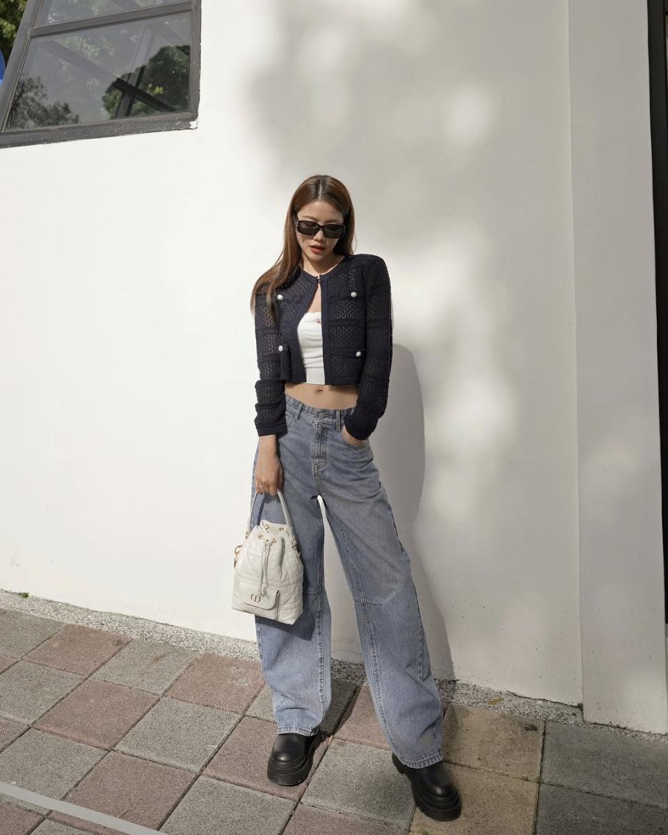 以這套穿搭為例子，褲款的選擇上，許路兒以靴型褲為主軸，並藉由縮短上身比例，即便不是落地褲，依然能運用腰線的定位，展現好身形。