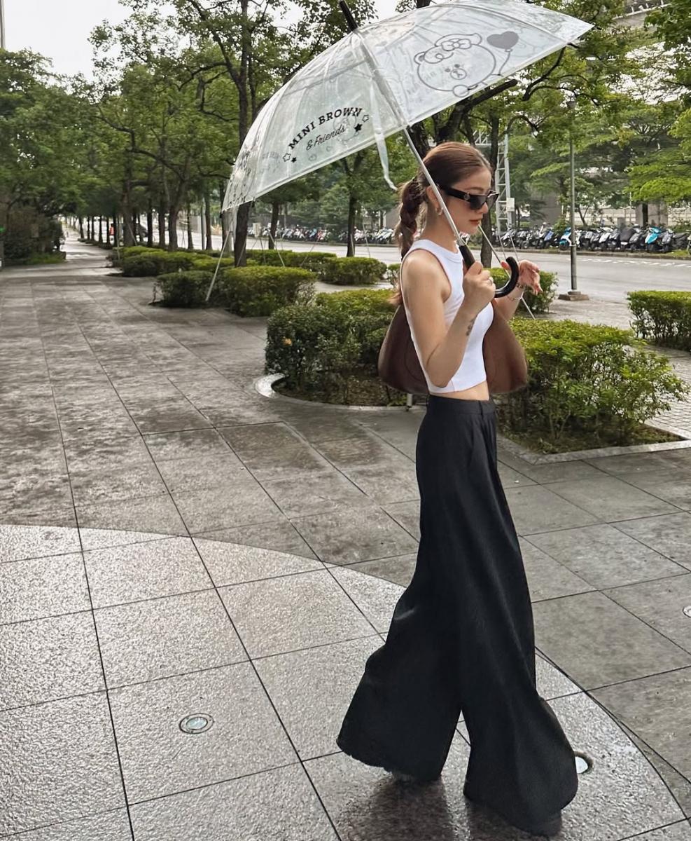 簡約的用色、適度的露膚展現出年輕的搭配性後，再來許路兒亦時常以落地的褲款做穿搭，亦這套日常的服裝為例，在褲款上她選擇一條西裝寬褲，該褲款除了提高腰線，調整身型比例外，落地的版型，能形成視覺延伸，藉此顯得雙腿看起來更長。