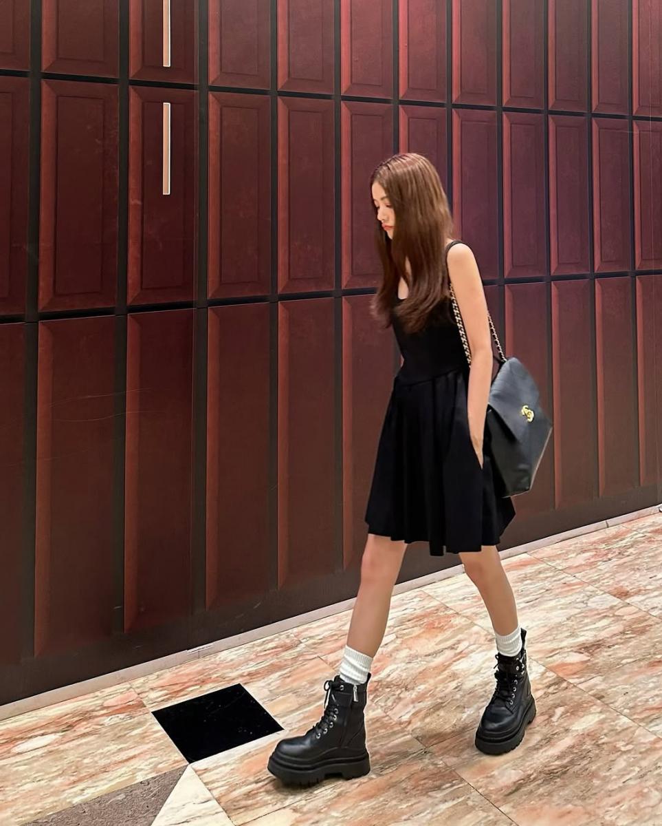 許路兒在私著的穿搭上，會發現她顯少以過於複雜的顏色做搭配，例如這套來自 Maje 的黑色洋裝，她運用黑色為基底，運用黑色靴子及 Chanel 黑色鏈帶大包與服裝呼應，並適度加入白瓦茲鞥家曾次，全身已極簡的黑白兩色呈現，讓整體看起來可愛又帶有都會感。 