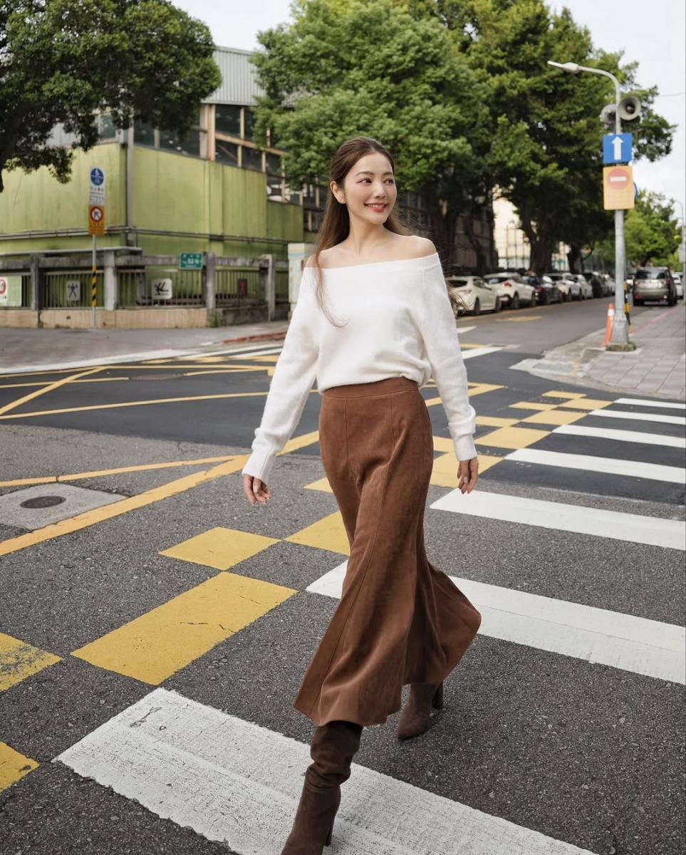 除了在服裝的顏色上會以更為簡練的色彩呈現外，許路兒亦時常藉由平口上衣、短版內搭等方式適度露出肌膚，除了能展現女人味，同時還可以藉由其方式，讓服裝搭配增加一點輕透感，整體在視覺上能有輕盈、活潑的意象。